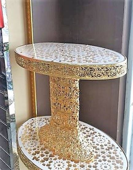 صورة طاولة مجالس صغيرة بزخرفة عربية أندلسية